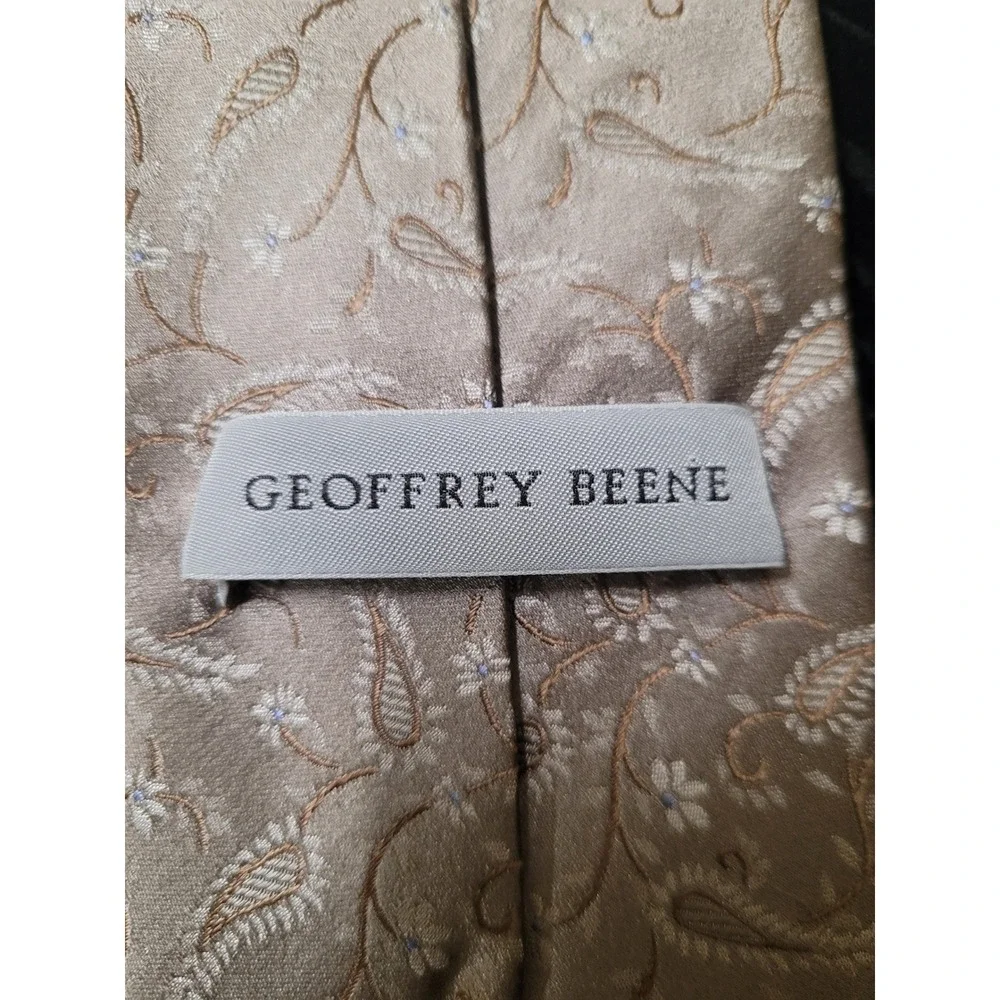 Geoffrey Beene Mens 100%‎ Silk Paisley Chic Vintage Formal Necktie Tan/Gold